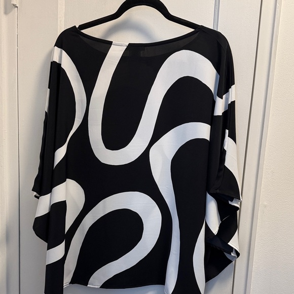 Chico's Black and White Abstract Blouse (XL) - Picture 7 of 7